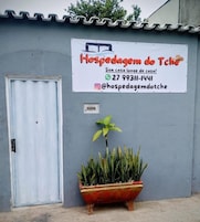 Quarto solteiro econômico, varanda | Detalhe da fachada