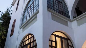 Vista frontal de la propiedad