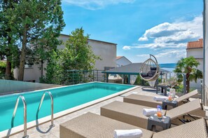 Outdoor pool, a heated pool - Vacation apartment for 2 - only 150 m to the beach (Dramalj)
