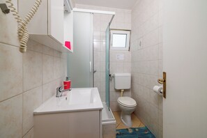 Shower, hair dryer, towels, soap - Vacation apartment for 2 - only 150 m to the beach (Dramalj)