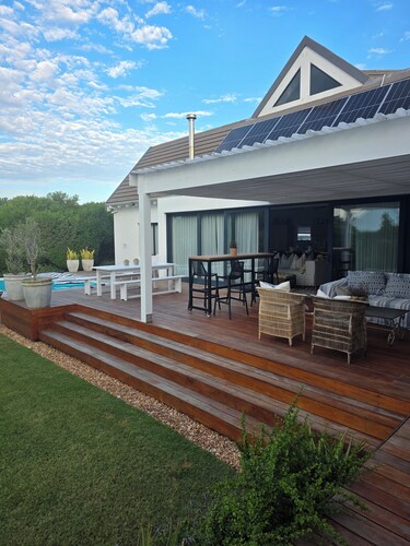 Coastal family home offers privacy, security and mooring!