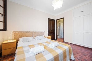 5 chambres, bureau, fer et planche à repasser, lit de bébé portatif