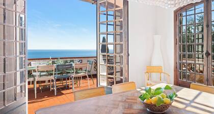 Maison Soleillade – A rustic, peaceful home with a view of the sea