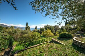 Property grounds - Large charming villa with sea view, near Monaco with garden and parking space (Roquebrune-Cap-Martin)