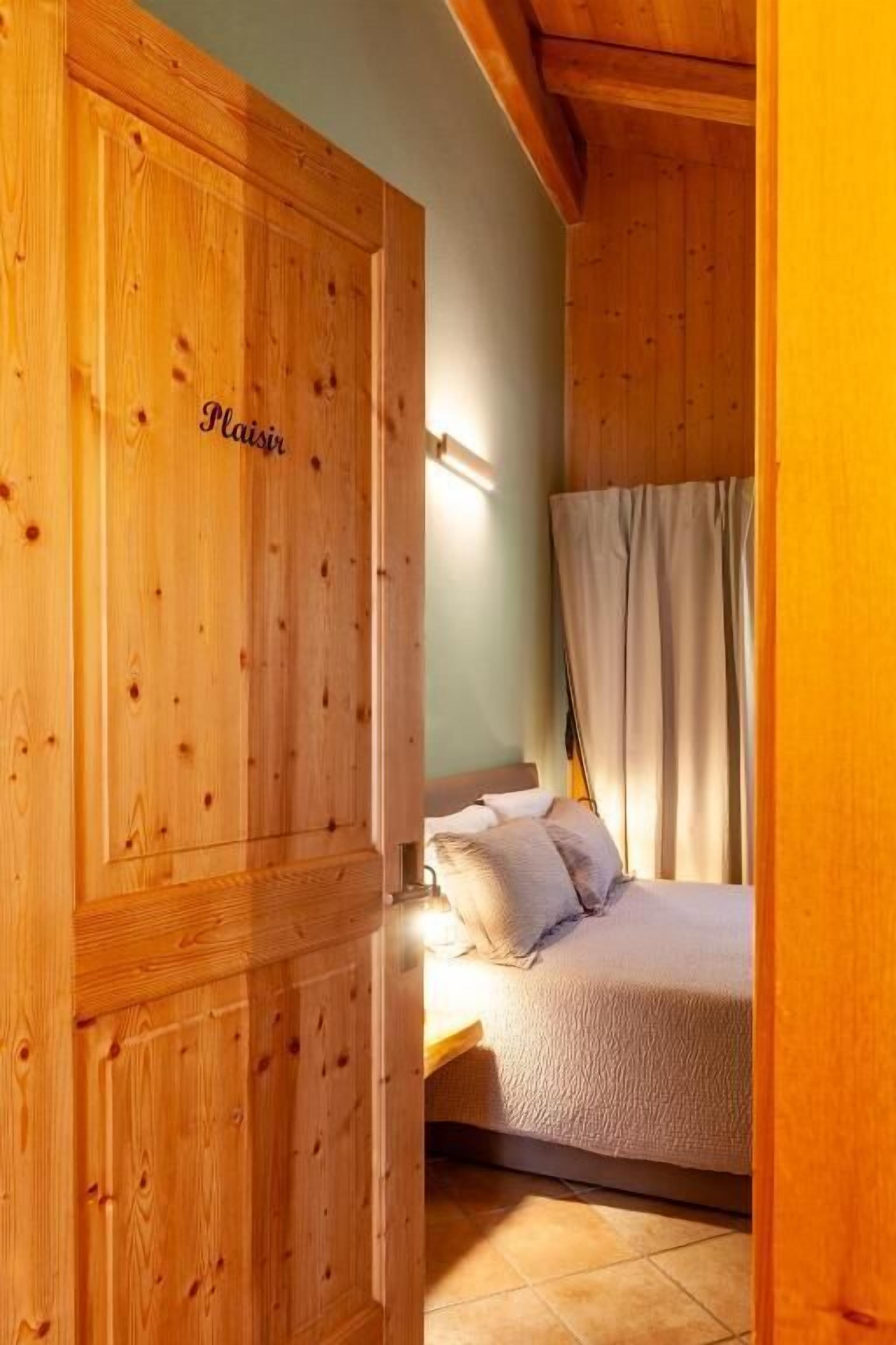 Double Room | In-room safe, blackout drapes, WiFi (free)