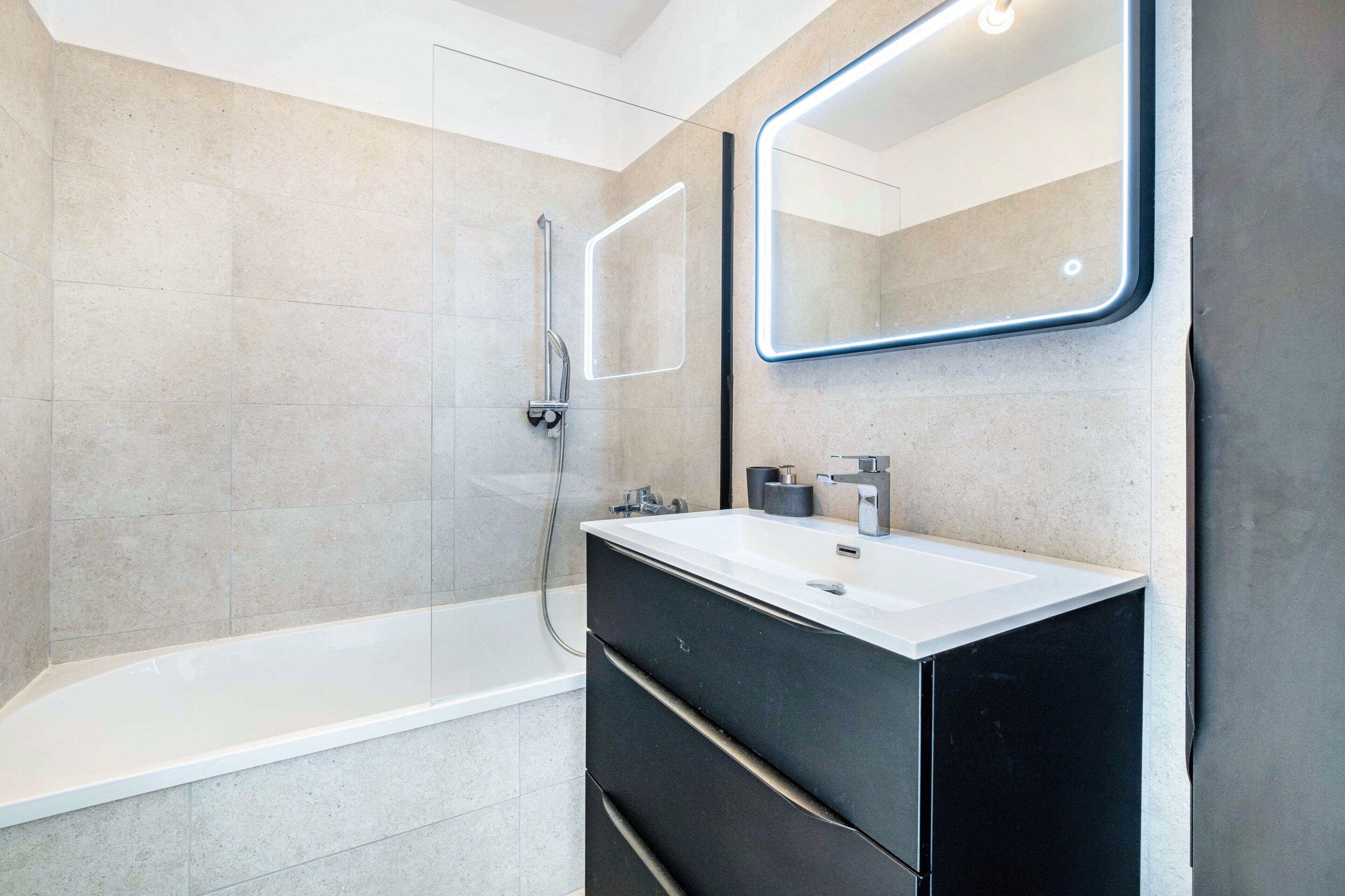 Een douche, handdoeken