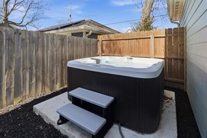 Outdoor spa tub - Stunning 5 bedroom house with Hot Tub (Indianapolis)