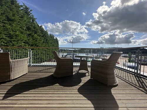 The Crow's Nest | A lofty little spot for very grounded relaxation.