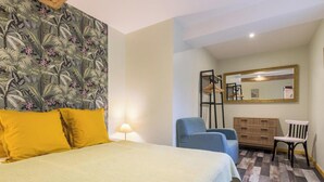 A hotel room with a bed, a chair, a desk, a mirror, and a radiator. - Peaceful country house - 4 guests (SAINT SAUVEUR VILLAGES)