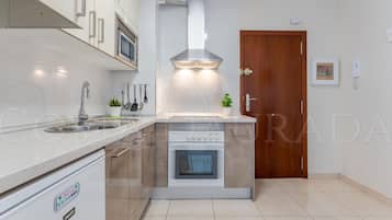 Fridge, microwave, oven, coffee/tea maker