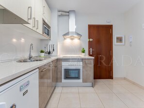 Een koelkast, een magnetron, een oven, een koffiezetapparaat/waterkoker
