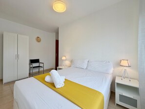 4 bedrooms, free WiFi, bed sheets - Apartment near beach and center - 8 guests (Cambrils)