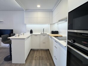 Fridge, microwave, oven, dishwasher - Central, quiet apartment - 4 guests (Roses)