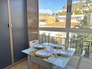 Dining - Central, quiet apartment - 4 guests (Roses)