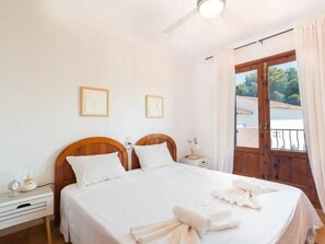 3 bedrooms, free WiFi, bed sheets - Townhouse by the river - 6 guests (Denia)