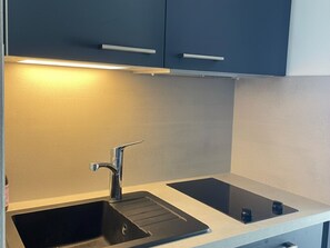 Kjøleskap, mikrobølgeovn, kokeplater og oppvaskmaskin
