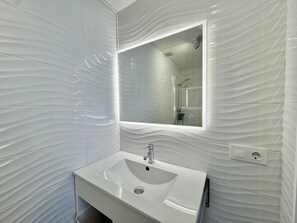 Bathroom - Cozy Apartment with Pool and Terrace in Puig Rom, 2km from Roses Beach - Sleeps 4 (Roses)