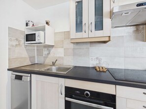 Fridge, microwave, stovetop, dishwasher - Air-conditioned apartment with solarium - 6 guests (Marseillan-Plage)