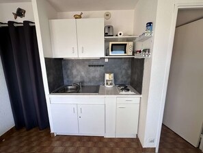 Fridge, microwave, stovetop, coffee/tea maker - Studio cabin with AC on the port - 4 guests (Le Grau-du-Roi)