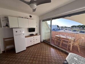 Interior - Studio cabin with AC on the port - 4 guests (Le Grau-du-Roi)