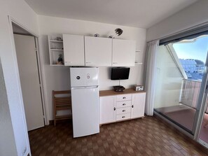Interior - Studio cabin with AC on the port - 4 guests (Le Grau-du-Roi)