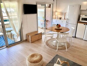 Dining - Mezzanine apartment, air conditioning - 2 guests (Sainte-Maxime)