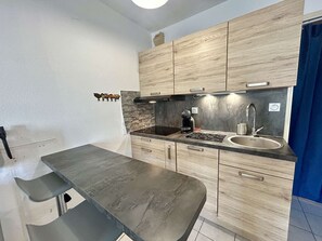 Fridge, microwave, dishwasher, coffee/tea maker - Studio near the beach - 2 guests (Cap d'Agde)