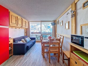 Living area - Spacious studio, balcony, sunny view - 4 guests (Les Menuires)