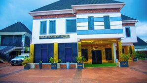 Um hotel de dois andares com uma placa que diz 'Great Majesty Hotel'.