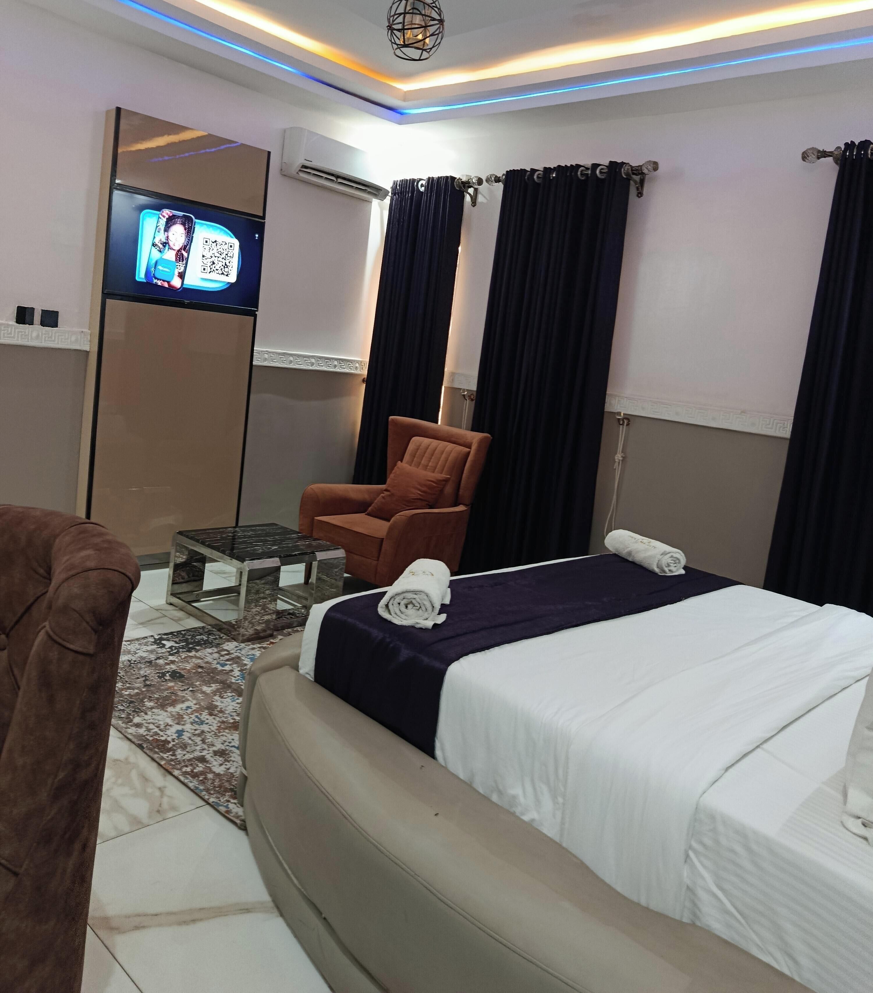 Elite Single Room | Egyptian cotton sheets, premium bedding, desk, laptop workspace