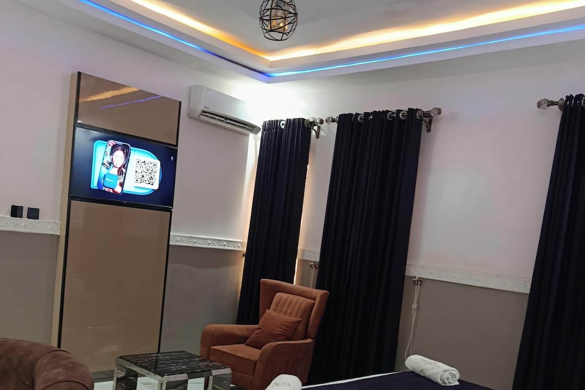 Elite Single Room | Egyptian cotton sheets, premium bedding, desk, laptop workspace
