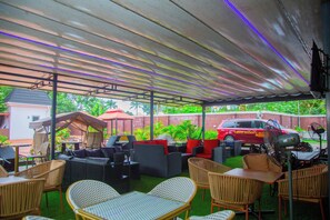 Outdoor dining - Great Majesty Hotel  (Nsukka)