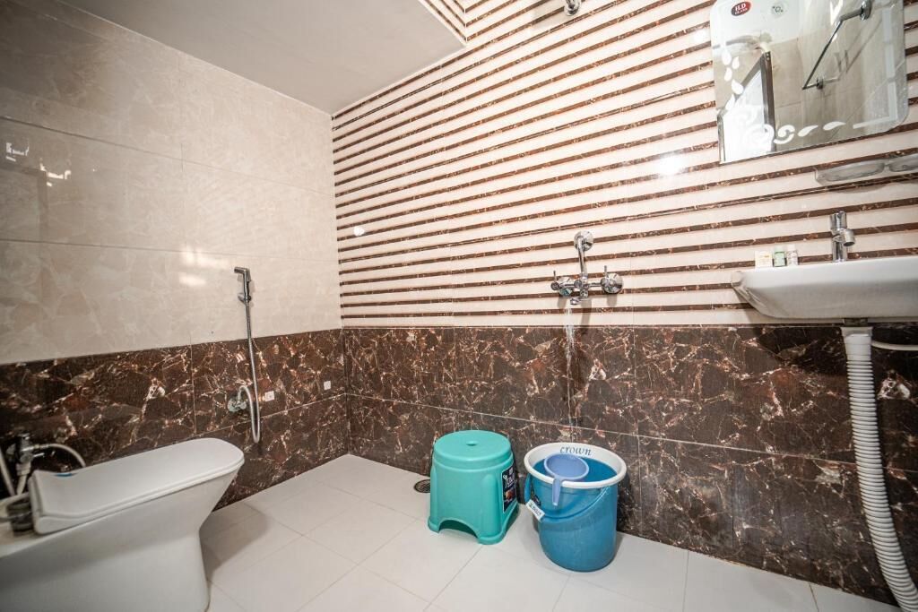 Deluxe Quadruple Room | Bathroom | Shower, free toiletries, towels, soap