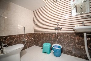 Habitación cuádruple Deluxe | Baño | Regadera, amenidades de baño gratuitas, toallas, jabón