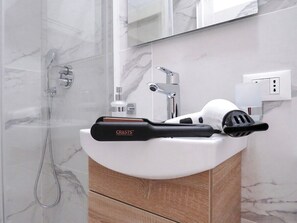 Shower, hair dryer, towels, soap - Urban House | 10' Cathedral M2/M5 - Self Check-in -WiFi (Milano)