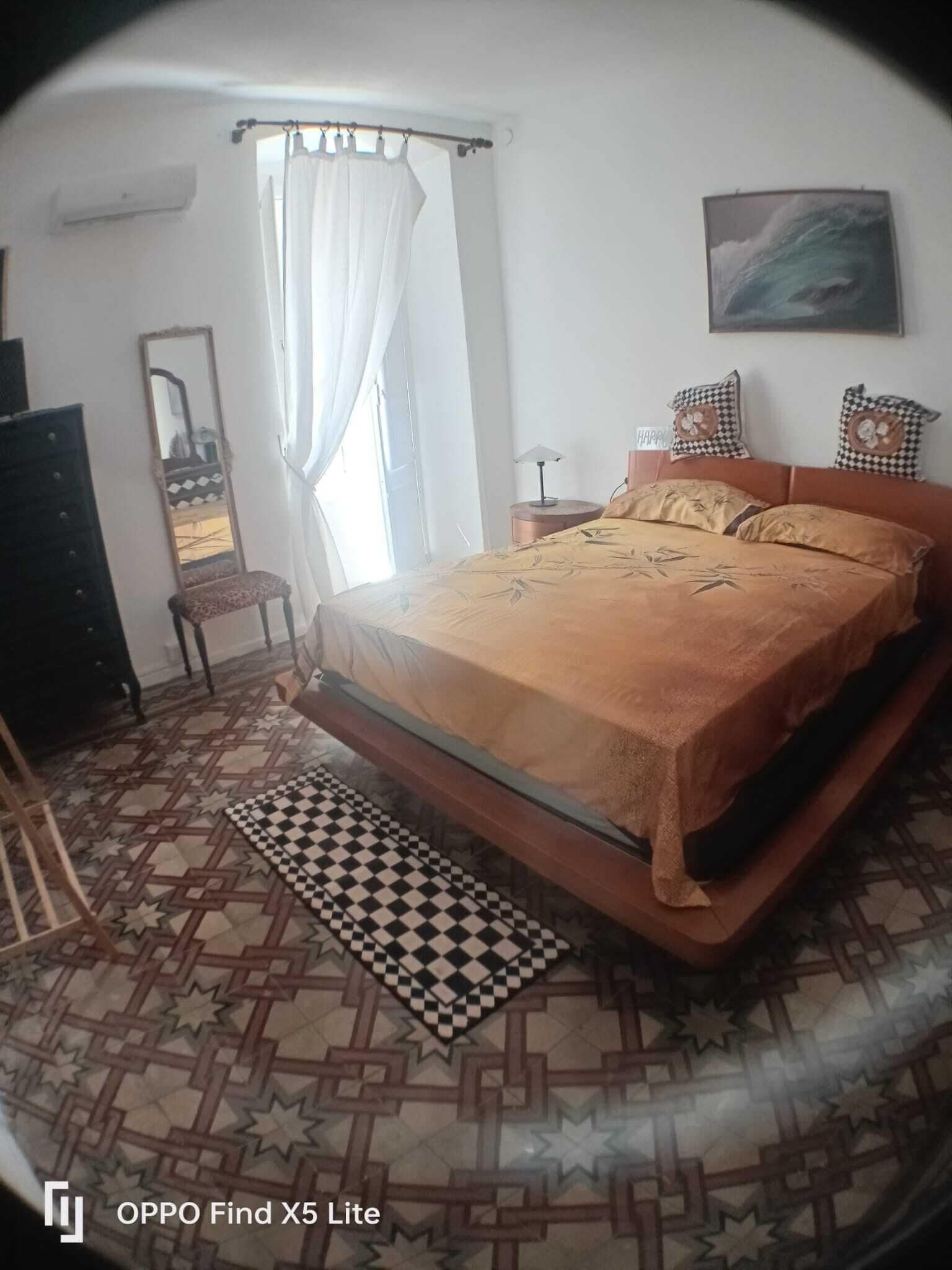 3 dormitorios, tabla de planchar con plancha, ropa de cama