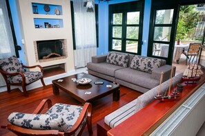 TV - Villa Ostria by Rentals Pro Nea Moudania (Nea Moudania)