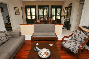 TV - Villa Ostria by Rentals Pro Nea Moudania (Nea Moudania)
