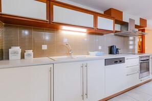 Kylskåp, ugn, diskmaskin och kaffe- och tebryggare