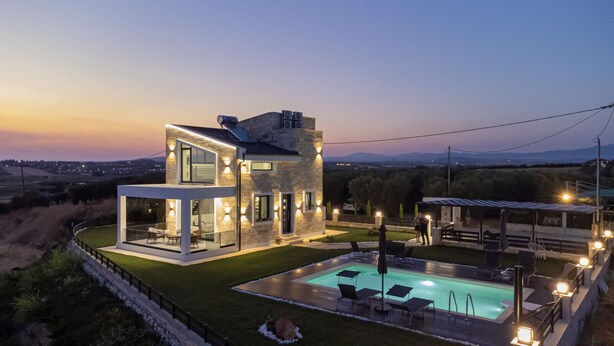 A modern house with a swimming pool, stone walls, and outdoor seating. - Villa Amelia by Travel Pro - Mouries Halkidiki (Nea Moudania)