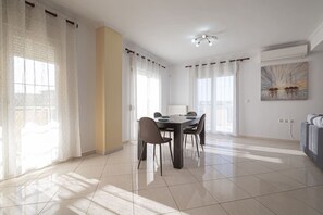 Dining - Elli Lux Home by Rentals Pro (Flogita)