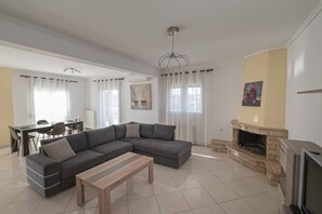 Living area - Elli Lux Home by Rentals Pro (Flogita)