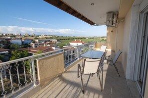 Outdoor dining - Elli Lux Home by Rentals Pro (Flogita)