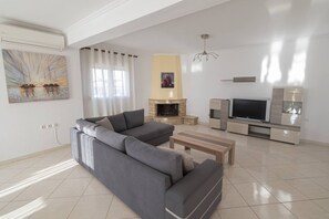 Living area - Elli Lux Home by Rentals Pro (Flogita)