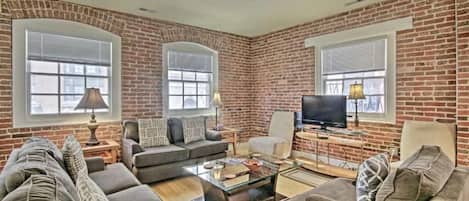 Apartment, 2 Bedrooms, Kitchen, City View | Living area