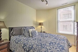 Apartment, 2 Bedrooms, Kitchen, City View | Desk, laptop workspace, free WiFi - Convention Center PH Free indoor parking (Baltimore)