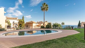Pool - Apartment Near Benalmadena's Golden Beaches (Benalmádena)