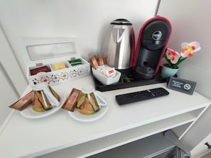 Economy Double Room | Coffee and/or coffee maker