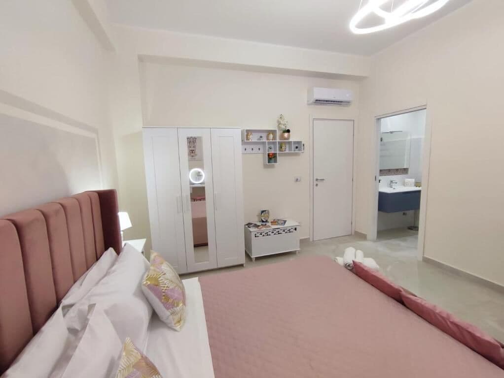 Habitación Deluxe doble, 1 cama de matrimonio, balcón | Tabla de planchar con plancha y wifi gratis