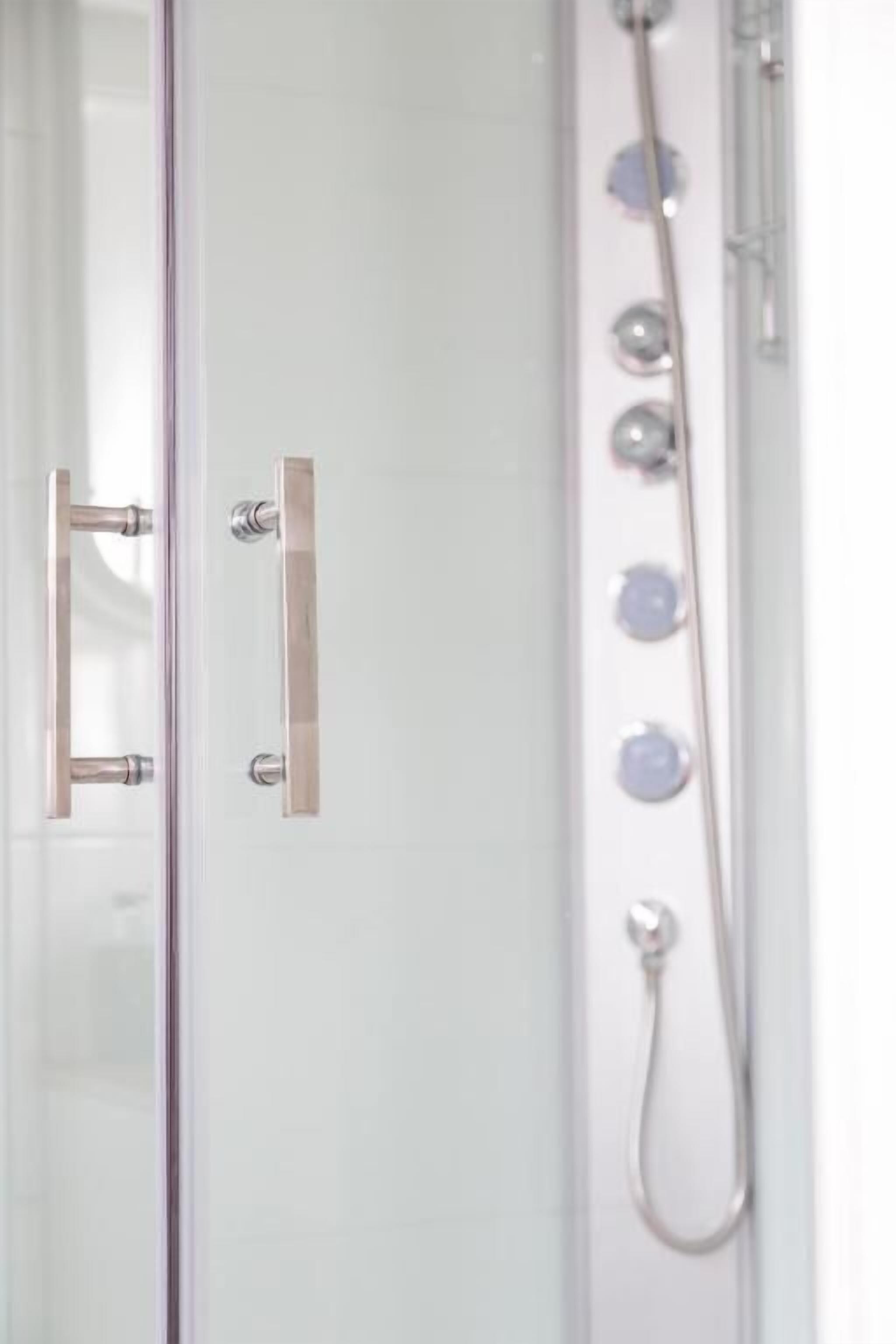 Doppia Comfort | Bagno | Set di cortesia gratuito, asciugacapelli, asciugamani, sapone